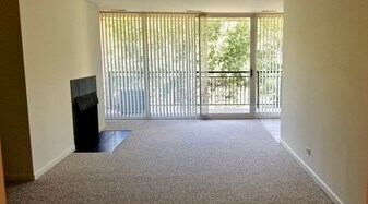 6020 Oakwood Dr, Unit 4L in Lisle, IL - Building Photo