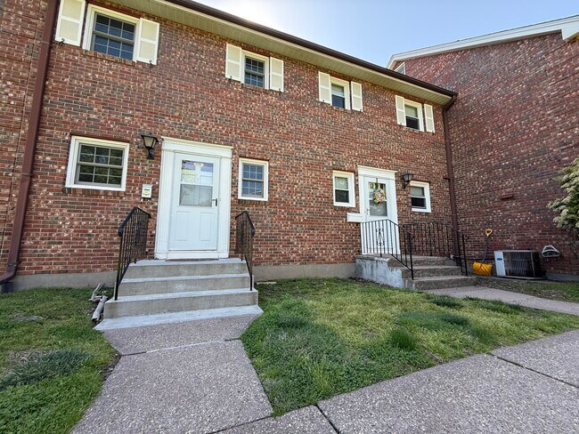 436 E Center St in Manchester, CT - Building Photo - Building Photo