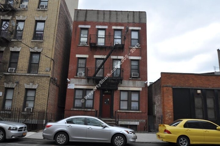 2384 Belmont Ave in Bronx, NY - Building Photo