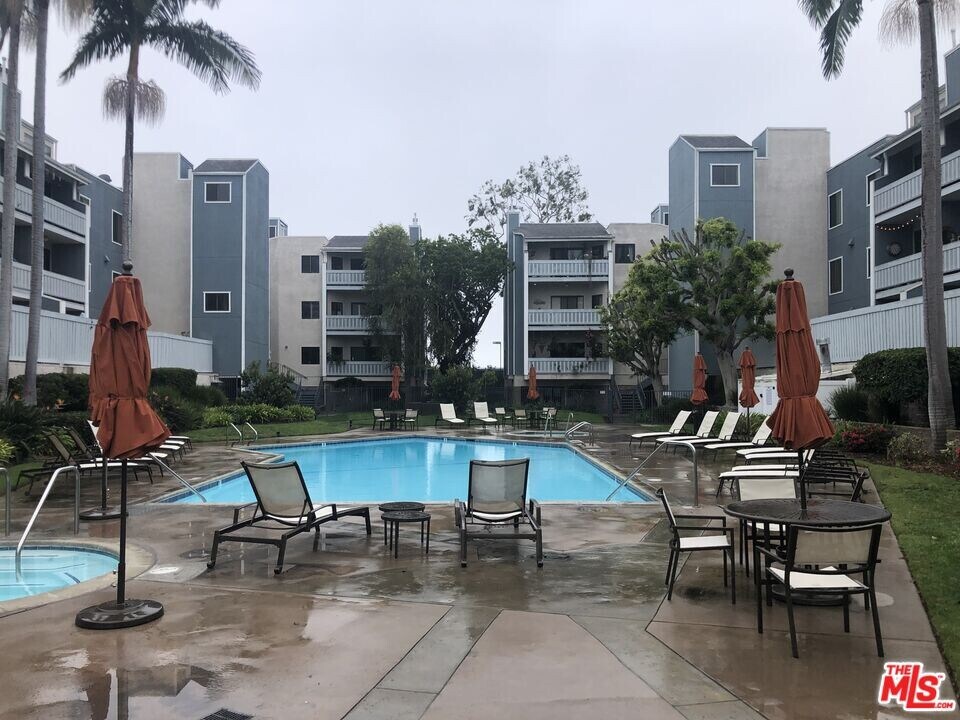 8162 Manitoba St-Unit -111 in Los Angeles, CA - Building Photo