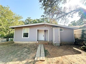 729 N Ruddell St in Denton, TX - Foto de edificio - Building Photo