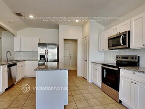 1000 Fox Willow Ct in Burleson, TX - Foto de edificio - Building Photo