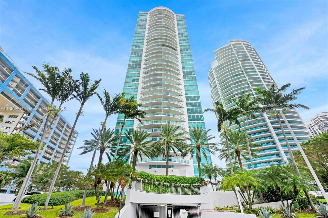 2101 Brickell Ave in Miami, FL - Building Photo