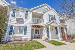 1303 Silverstone Dr, Unit 1303 Silverstone in Carpentersville, IL - Building Photo