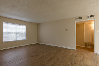 Live Oak in Huntsville, TX - Building Photo - Interior Photo