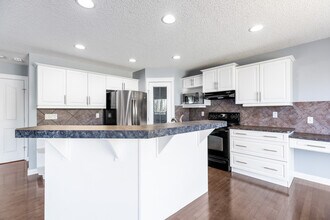 1020-118A 118a St SW in Edmonton, AB - Building Photo - Building Photo