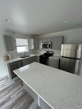 127 John St, Unit Apt 2 in Dekalb, IL - Foto de edificio - Building Photo