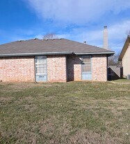 2003 E Battlefield Rd in Springfield, MO - Building Photo