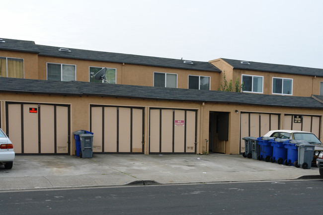 983 Brusco Way in South San Francisco, CA - Foto de edificio - Building Photo