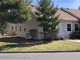 140 Parkway Dr in Freehold, NJ - Building Photo