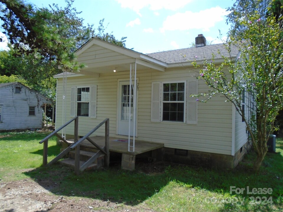 303 Pinhook Loop Rd in Gastonia, NC - Building Photo