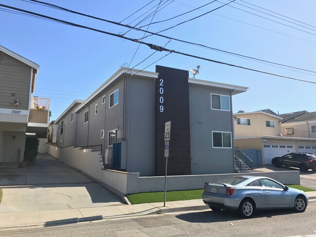 2009 Carnegie Ln in Redondo Beach, CA - Building Photo - Building Photo