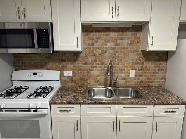 9610 N Greenwood Ave, Unit 2E in Des Plaines, IL - Building Photo - Building Photo