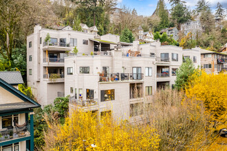 1320 SW Hall St in Portland, OR - Foto de edificio - Primary Photo