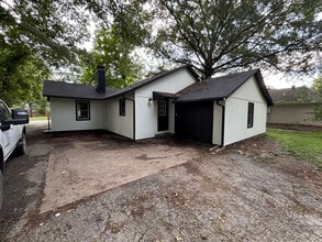 109 E Rogers St in Clinton, MO - Foto de edificio - Building Photo