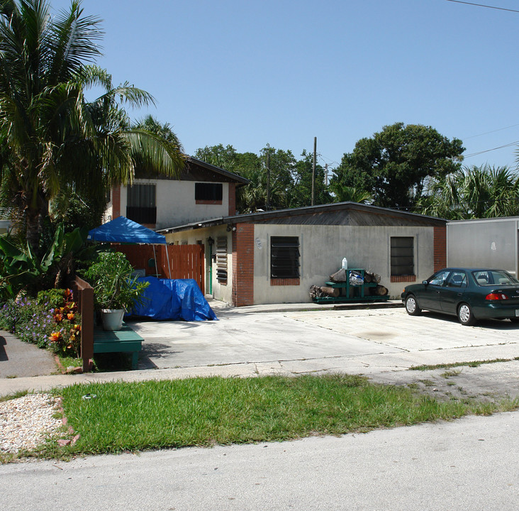 836 SW 25th St in Fort Lauderdale, FL - Building Photo