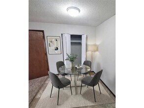 725 S 9th St in Bird Island, MN - Building Photo - Building Photo