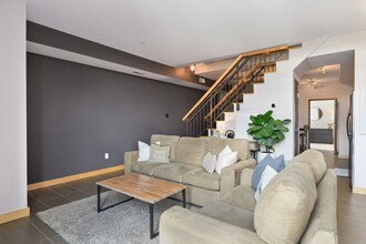 10 E 26th St, Unit 313 in Minneapolis, MN - Foto de edificio - Building Photo