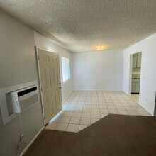 12996 Navajo Rd, Unit B in Apple Valley, CA - Building Photo - Building Photo