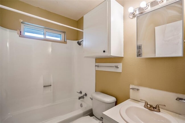 3532 Midwest Dr in Bryan, TX - Building Photo - Building Photo
