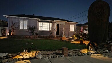 16825 S Berendo Ave in Gardena, CA - Foto de edificio - Building Photo