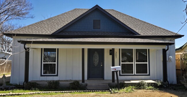 307 E Waco St in Ennis, TX - Building Photo - Building Photo