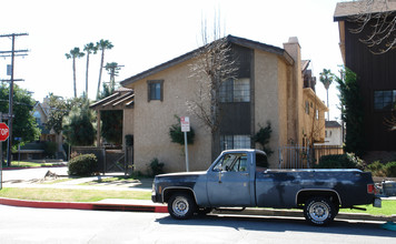 6457 Hazeltine Ave in Van Nuys, CA - Foto de edificio - Building Photo