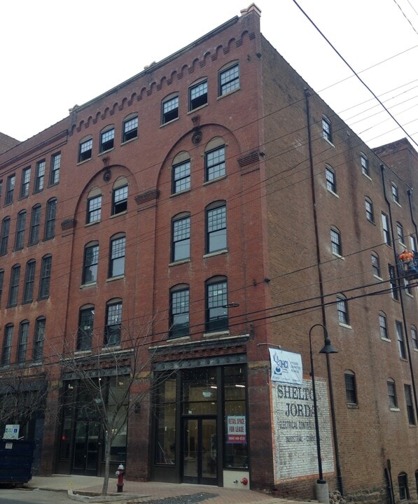 River Lofts West in Lynchburg, VA - Foto de edificio