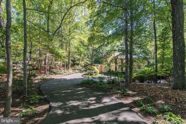 1325 Darnall Dr in McLean, VA - Building Photo - Building Photo