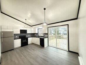 8066 Red Squirrel Dr in Tobyhanna, PA - Foto de edificio - Building Photo