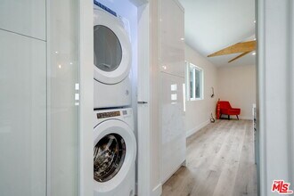 9706 S 6th Ave-Unit -B in Inglewood, CA - Building Photo - Building Photo