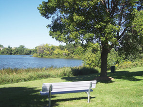 Lake Cove Village in Inver Grove Heights, MN - Foto de edificio - Building Photo