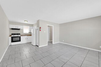 4611 Brinkley St in Houston, TX - Foto de edificio - Building Photo