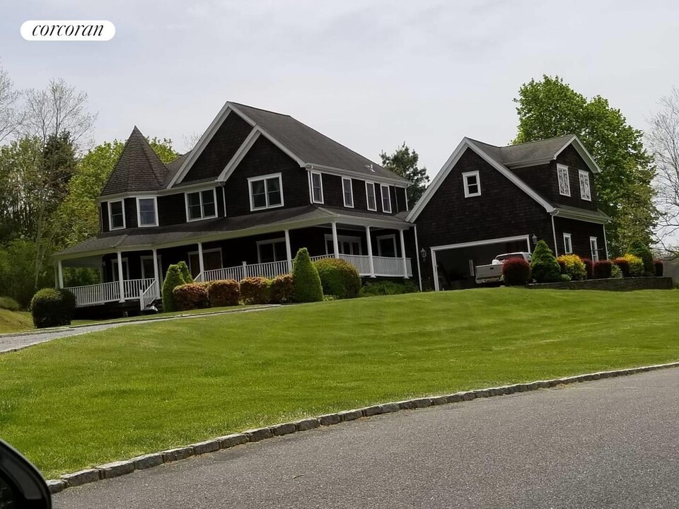 23 W Neck Rd in Shelter Island, NY - Foto de edificio