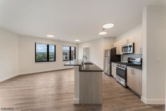 72 S Essex Ave in Orange, NJ - Foto de edificio - Building Photo