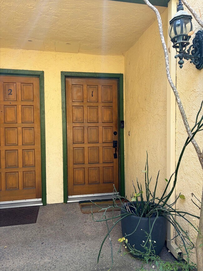 132 W Alamar Ave, Unit 1 in Santa Barbara, CA - Building Photo - Building Photo