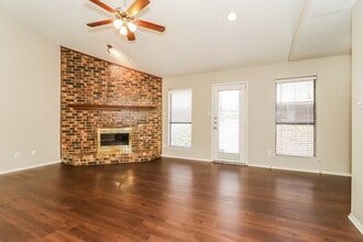 111 Streamside Dr in Desoto, TX - Building Photo - Building Photo