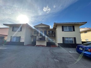 3880 Woodside Dr, Unit 4 in Coral Springs, FL - Foto de edificio - Building Photo