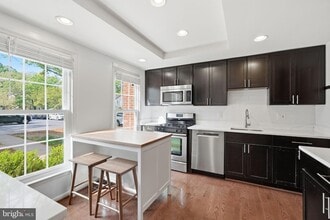 7381 Jiri Woods Ct in Springfield, VA - Foto de edificio - Building Photo