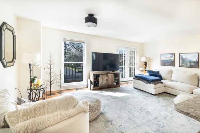 10238 Arizona Cir in Bethesda, MD - Building Photo - Building Photo