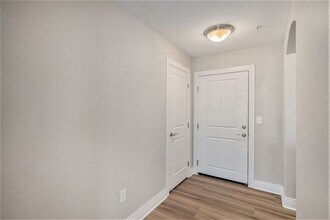 9039 E Panorama Cir in Englewood, CO - Foto de edificio - Building Photo