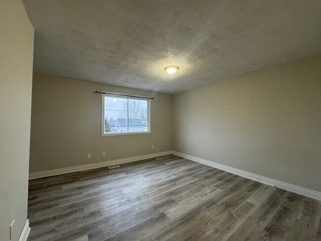 695 Wallace St E in Wallaceburg, ON - Building Photo - Building Photo