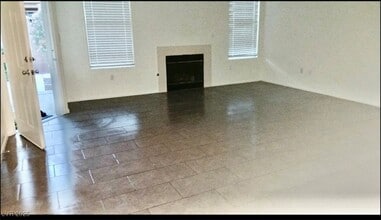 8555 W Russell Rd in Las Vegas, NV - Building Photo - Building Photo