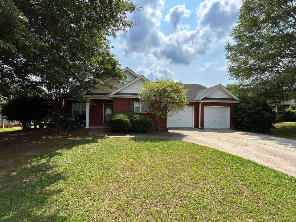 1017 E Bay Springs Dr in Villa Rica, GA - Foto de edificio
