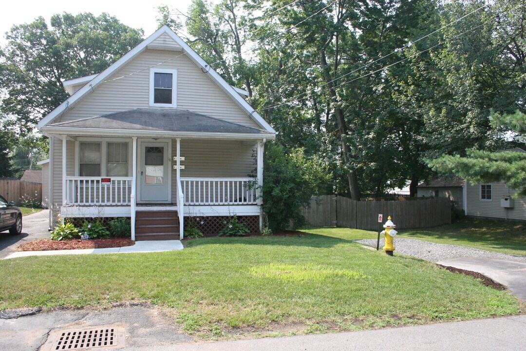 10 Woolard Ave, Unit 2nd FL in Colonie, NY - Building Photo