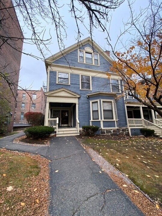 12 Stearns Rd in Brookline, MA - Building Photo