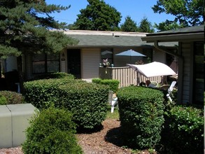 Acadia Court in Coraopolis, PA - Foto de edificio - Building Photo