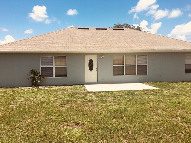 1044 SW Ingrassina Ave in Port St. Lucie, FL - Building Photo - Building Photo