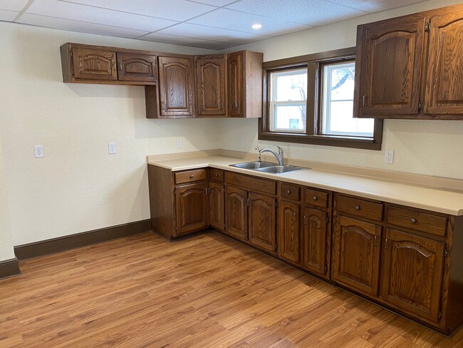 property at 915 S 3rd Ave