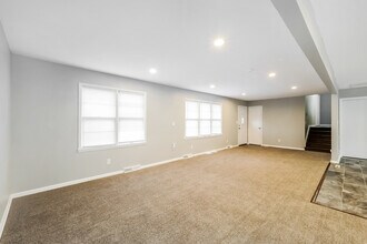 608 SW Merritt St in Lee's Summit, MO - Foto de edificio - Building Photo